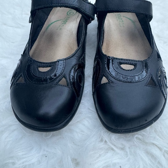 Black shoes by Naot.  Size 41. - Picture 2 of 5